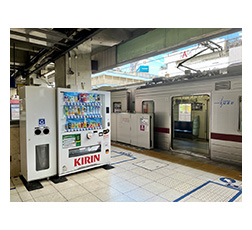 ＜Recycle bins with educational stickers installed at Ikebukuro Station Recycling box＞