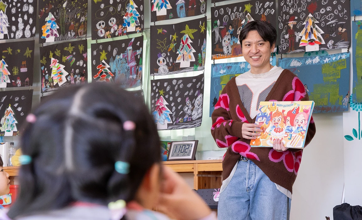 紙芝居を通して先生が伝える様子