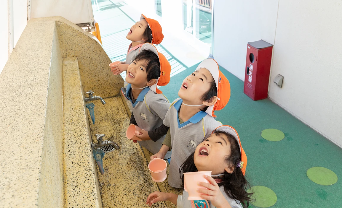 うがいに取り組む子どもたち