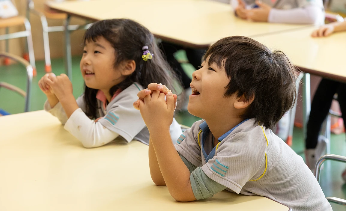 先生の呼びかけに反応する子どもたち