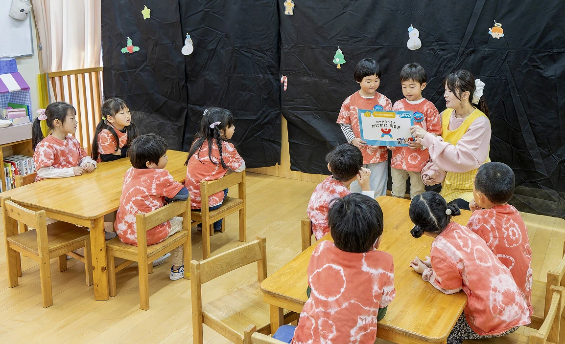 フリップを読み上げるけんこう大臣