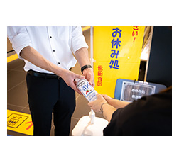配布予定施設の世田谷区立保健医療福祉総合センター「熱中症予防　お休み処」での配布の様子