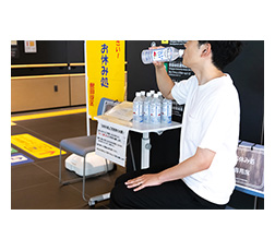 配布予定施設の世田谷区立保健医療福祉総合センター「熱中症予防　お休み処」での配布の様子