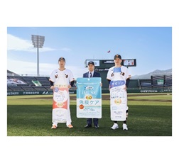 （左）読売巨人軍 山﨑伊織 投手／（中央）キリンビバレッジ㈱ 常務執行役員 副社長 谷井光一／（右）読売巨人軍 竹丸和幸 投手